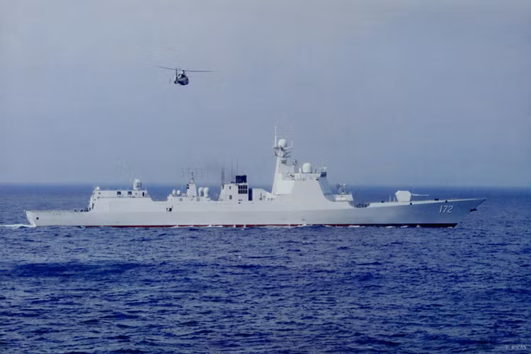 Một ứng cử viên khác đến từ châu Á là Type 052D khu trục hạm lớn nhất của Hải quân Trung Quốc tính tới thời điểm hiện tại. Nó có lượng giãn nước lên đến 7.500 tấn và có chiều dài cơ sở 157 mét. Nguồn ảnh: Arms-Expo.