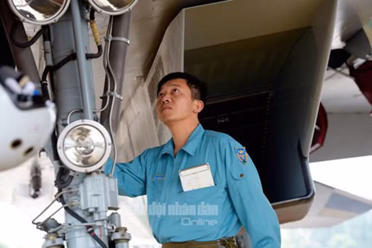 Chấp hành nghiêm phương châm “Cơ bản, thiết thực, vững chắc, an toàn, tiết kiệm”, đồng thời tổ chức huấn luyện sát với nhiệm vụ và điều kiện thực tiễn của đơn vị nên chất lượng huấn luyện, sức mạnh tổng hợp và khả năng sẵn sàng chiến đấu của trung đoàn không ngừng được nâng cao. Phi công của Trung đoàn 927 kiểm tra vòng kín, trước khi tiếp thu máy bay để thực hành bay huấn luyện.