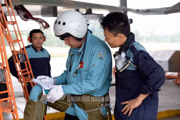 Sau mỗi chuyến bay, phi công đều phản ánh cụ thể tình trạng máy bay với nhân viên ngành kỹ thuật hàng không trước khi ký bàn giao máy bay để lực lượng này tiếp tục làm công tác chuẩn bị máy bay cho chuyến bay kế tiếp.