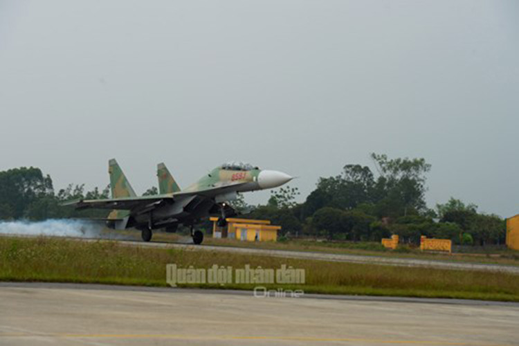 SU-30MK2 hạ cánh...