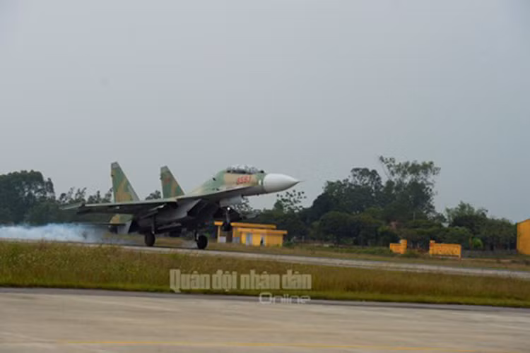 SU-30MK2 hạ cánh...