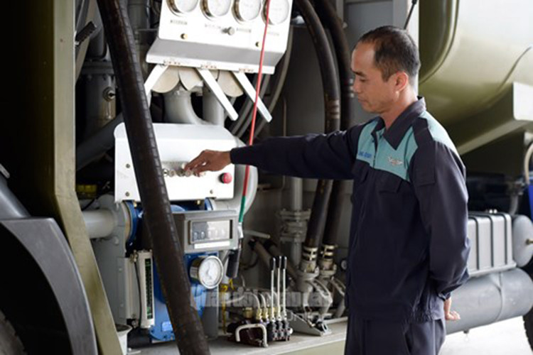 Tiến hành tra nạp dầu bay cho SU-30MK2 giữa các chuyến bay.