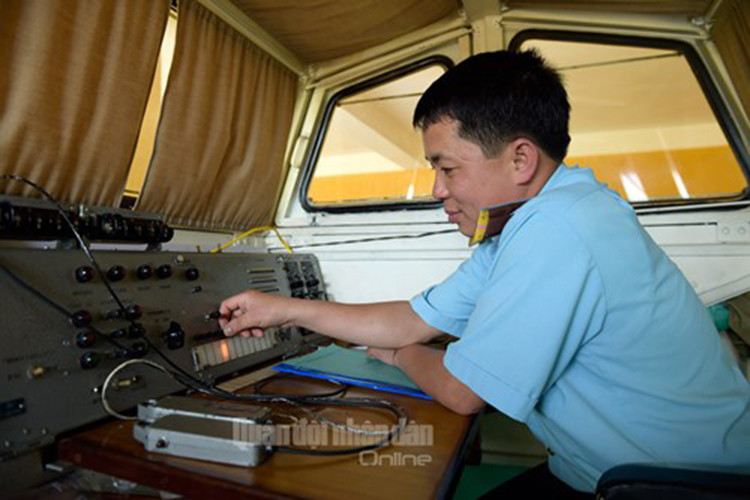 Cùng với đó, cán bộ, nhân viên...