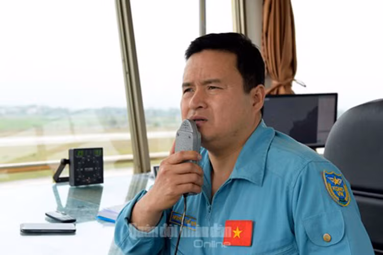 Một trong những nguyên tắc cơ bản, nhằm đảm bảo bay an toàn, chất lượng là phi công phải chấp hành nghiêm mệnh lệnh từ chỉ huy bay. Trong ảnh: Thượng tá, phi công cấp 1 Nguyễn Thế Huỳnh, Trung đoàn trưởng Trung đoàn không quân 927, thực hiện nhiệm vụ chỉ huy bay trong ban bay ngày khí tượng phức tạp.