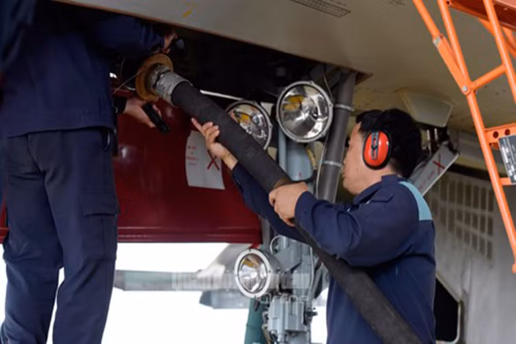 Tiến hành tra nạp dầu bay cho SU-30MK2 giữa các chuyến bay.