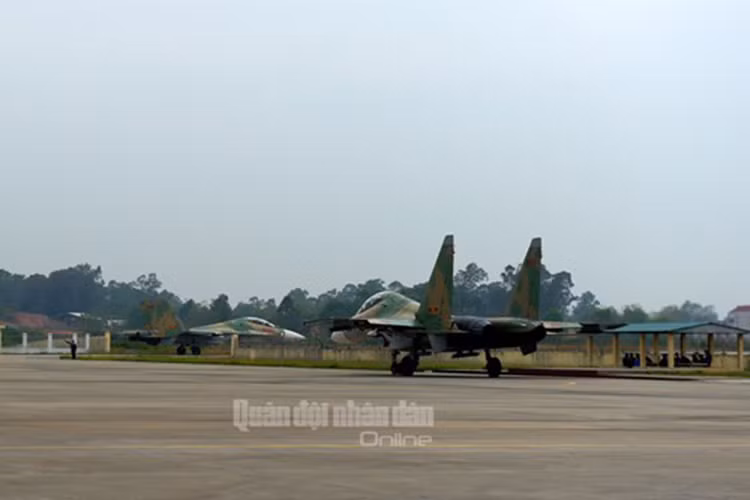 Hai chiếc tiêm kích đa năng lăn ra đường băng, chuẩn bị thực hành các chuyến bay đường dài, chặn kích.