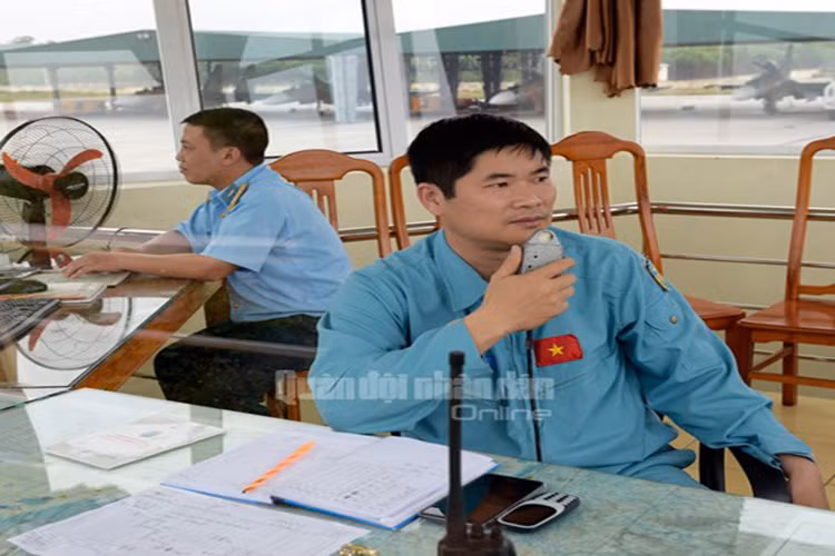 Công tác tổ chức chỉ huy trong mỗi ban bay luôn được tiến hành chặt chẽ, khoa học. Ngoài vị trí chỉ huy bay và dẫn dắt tại các đài, trạm, còn có vị trí chỉ huy cất hạ cánh (trong ảnh)- có nhiệm vụ chỉ huy máy bay trong giai đoạn cất và hạ cánh.