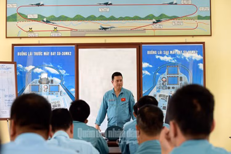 Là một trong những đơn vị không quân chiến đấu có vinh dự được quản lý, khai thác máy bay tiêm kích đa năng hiện đại SU-30MK2, trong những năm qua, Đoàn không quân Lam Sơn- Trung đoàn không quân 927 (Sư đoàn 371, Quân chủng Phòng không- Không quân) đã triển khai toàn diện, đồng bộ các biện pháp nhằm hoàn thành tốt mọi nhiệm vụ được giao. Hình ảnh giao nhiệm vụ trước ban bay ngày khí tượng phức tạp tại Trung đoàn không quân 927.