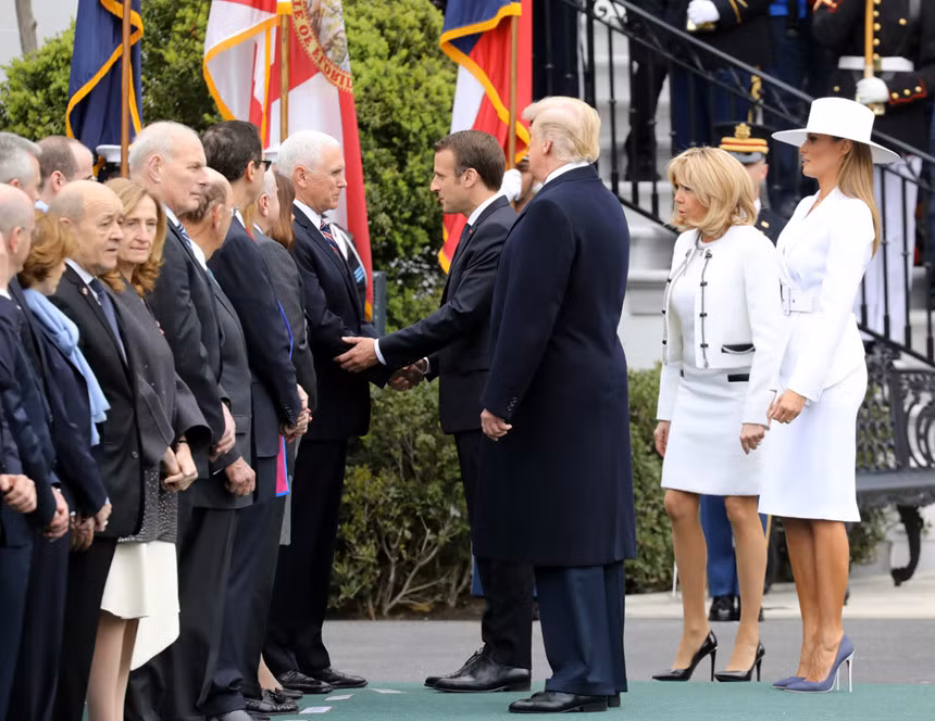 Trong phần phát biểu của mình tại lễ đón, tổng thống Pháp cũng cảnh báo về "chủ nghĩa dân tộc hung hãng". Từ Bãi cỏ phía Nam của Nhà Trắng, ông kêu gọi Mỹ và Pháp cùng nhau bảo vệ "sự đa nguyên và dân chủ trước mối đe dọa của gió độc".