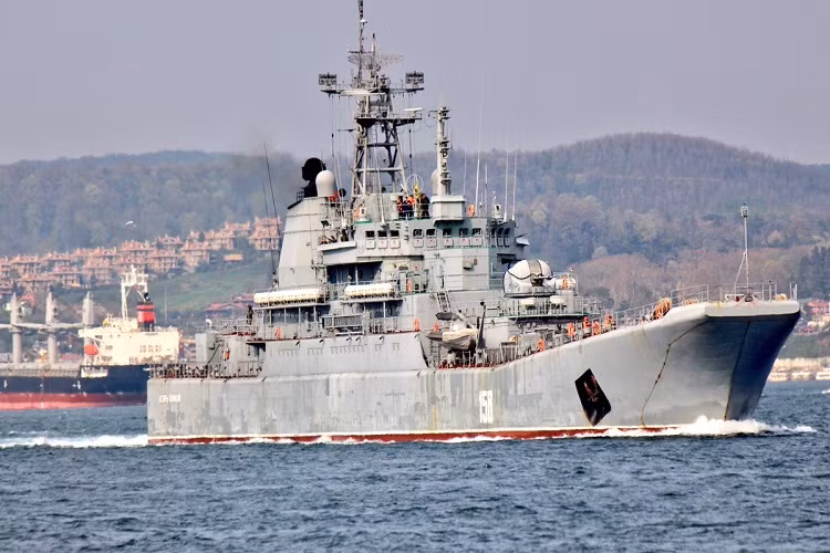 Trong ảnh là tàu đổ bộ Caesar Kunikov “158” thuộc Hạm đội Biển Đen, nó đang đi qua Istanbul, Thổ Nhỉ Kỳ từ Biển Đen ra Địa Trung Hải trước khi đến căn cứ hải quân Tartus. Tàu Caesar Kunikov thường xuyên làm nhiệm vụ tiếp vận vũ khí, đạn dược cho quân đội Syria, con tàu này có khả năng chở theo 450 tấn hàng hóa các loại. Nguồn ảnh: liveuamap‏.