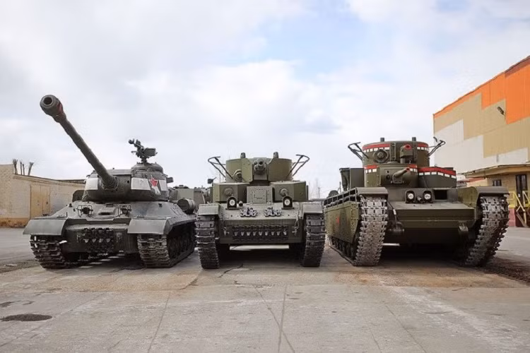 Ngoài nguyên mẫu T-35, nhà máy Uralelectromed còn phục chế hai mẫu xe tăng khác của Liên Xô trước đây gồm IS-2 và T-28 như ta có thể thấy trong hình. Nguồn ảnh: Defence.ru.