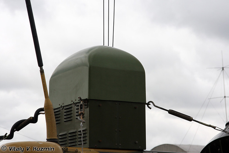 BTR-80 Pelena-6B-F có thể được điều khiển từ xa hay ngay bên trong xe, nó cũng có thể được triển khai trên nhiều loại phương tiện khác nhau, tầm hoạt động của tổ hợp này không được Quân đội Nga công bố. Trong ảnh là tổ hợp Pelena-6B-F trên một xe BTR-80. Nguồn ảnh: Vitaly Kuzmin.