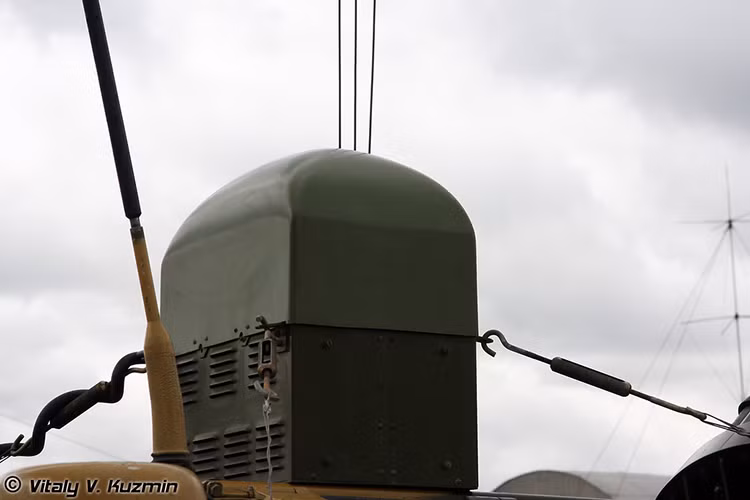 BTR-80 Pelena-6B-F có thể được điều khiển từ xa hay ngay bên trong xe, nó cũng có thể được triển khai trên nhiều loại phương tiện khác nhau, tầm hoạt động của tổ hợp này không được Quân đội Nga công bố. Trong ảnh là tổ hợp Pelena-6B-F trên một xe BTR-80. Nguồn ảnh: Vitaly Kuzmin.