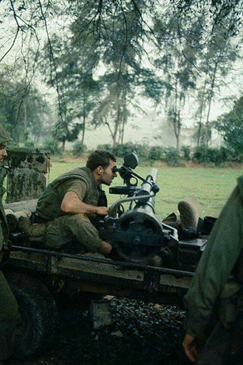 Với xe đa dụng M274 kết hợp với M40, Quân đội Mỹ có thể triển khai các điểm hỏa lực ngay trong những khu phố hay con hẻm chật nhất, với sức mạnh không hề thua kém xe tăng hay lựu pháo tầm xa. Nguồn ảnh: Pinterest.