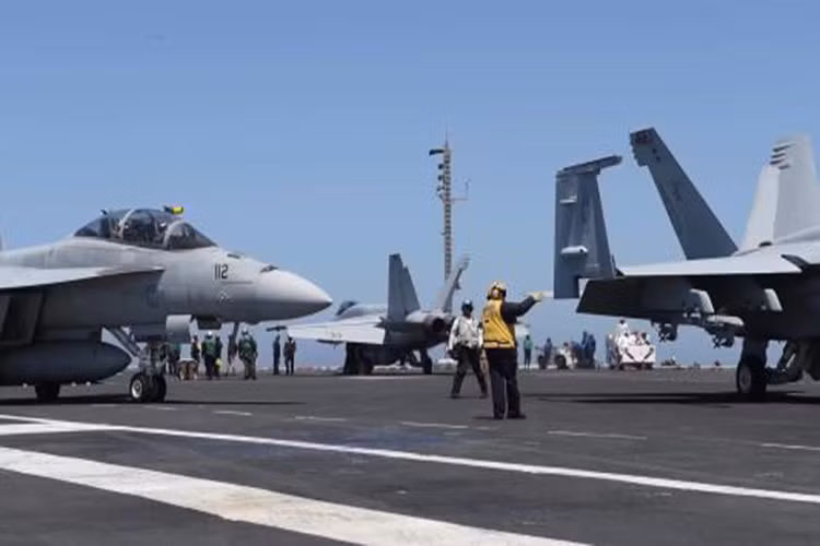 Các tàu Nimitz được trang bị 4 bệ phóng hỗ trợ cất cánh, cho khả năng đưa cùng lúc 8 máy bay lên không trong thời gian 1 phút và khả năng đón máy bay với tần suất 35-40 giây/chiếc.