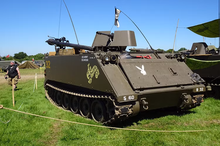 Sau một thời gian dài sử dụng M40 bắt đầu được Quân đội Mỹ cải tiến và tích hợp lên trên nhiều các phương tiện quân sự khác nhau như một giải pháp tăng khả năng cơ động của loại vũ khí này cũng như cải thiện sức mạnh hỏa lực của phương tiện cơ giới mang theo nó. Điển hình nhất trong số đó có thể kể tới xe bọc thép chở quân M113. Nguồn ảnh: militarymashup.com.