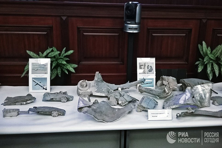 Bên cạnh đó, Thượng tướng Rudskoy còn tiết lộ một thông tin quan trọng là phòng không Syria chỉ bắn hạ thành công 46 tên lửa của liên quân thay vì con số 71 tên lửa trước đó. Và theo nhiều chuyên gia phân tích con số trên có phần hợp lý hơn so với 71 tên lửa hành trình bị bắn hạ bởi phòng không Syria. Nguồn ảnh: Ria.