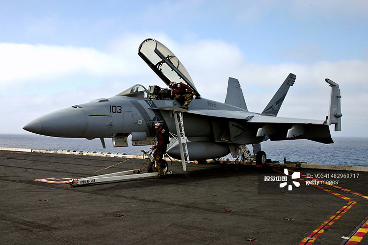 Giống như tên lửa hành trình Tomahawk, tàu sân bay Nimitz cũng được mệnh danh là sứ giả chiến tranh của nước Mỹ khi nó đóng vai trò như lực lượng hỗ trợ trên không đầu tiên cho mọi chiến dịch quân sự của Washington lên các quốc gia thù địch. Vậy con tàu sân bay hạt nhân này có gì đặc biệt.