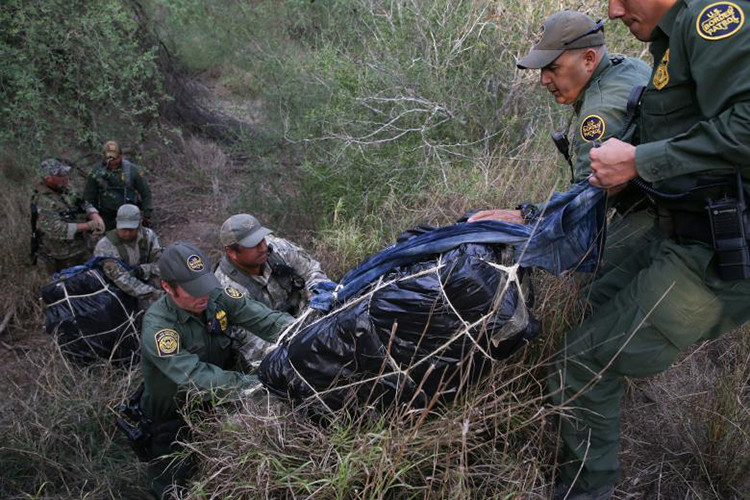 Trong các đời Tổng thống Mỹ gần đây, Quân đội Mỹ mà cụ thể là lực lượng Vệ binh Quốc gia đôi khi cũng được điều động tham gia các hoạt động tuần tra bảo vệ biên giới. Như ở thời Tổng thống Barack Obama con số này vào khoảng 1.200 quân, còn trước đó là Tổng thống George W. Bush là 6.000 quân. Ảnh: Reuters.