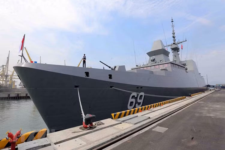 Ngoài tàu đầu tiên là RSS Formidable được đóng tại Pháp, thì các tàu còn lại của lớp Formidable đều được Singapore tự đóng trong nước, bản thân lớp tàu chiến này còn có cấu hình trang thiết bị điện tử hàng hải lẫn hệ thống vũ khí đi kèm được Tập đoàn DNCS cả Pháp xây dựng riêng theo yêu cầu của Hải quân Singapore, quốc gia duy nhất sở hữu Formidable. Nguồn ảnh: Trần Lê Lâm/TTXVN.