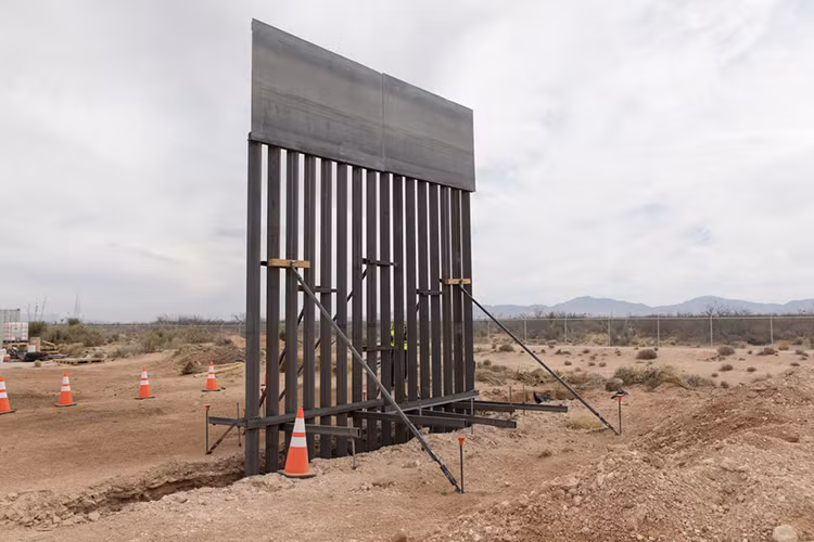 Con số mà Tổng thống Trump mong muốn lên tới 25 tỷ USD, tuy nhiên ý tưởng trên đã bị Quốc hội Mỹ bác bỏ và chỉ có khoảng 1.6 tỷ USD được chi ra cho việc mở rộng những đoạn tường đã có sẵn được xây dựng dưới thời Tổng thống George W. Bush. Ảnh: Business Insider.