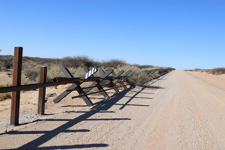 Trước làn sóng di cư từ Nam Mỹ và Trung Mỹ đổ về biên giới Mỹ-Mexico ngày càng tăng, Tổng thống Trump đã tạo sức ép lên Quốc Mỹ nhằm thông qua khoảng ngân sách triển khai một phần kế hoạch bức tường thép ở biên giới. Ảnh: Business Insider.