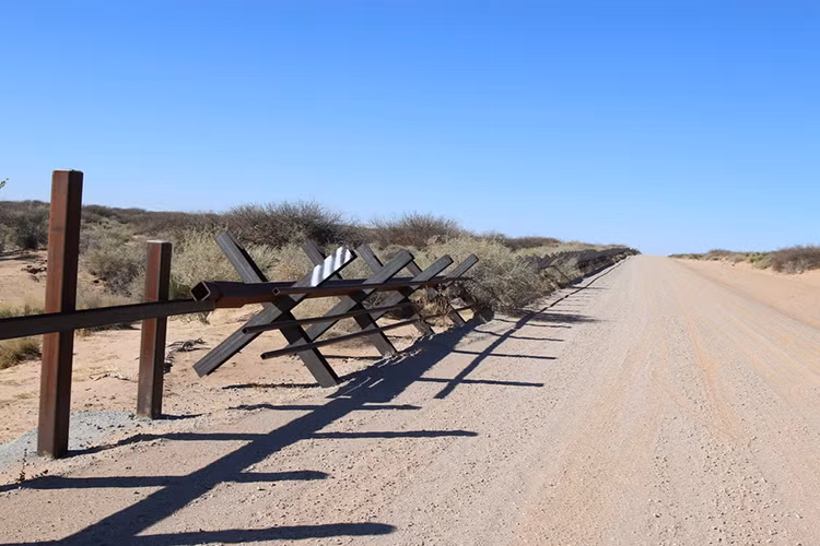 Trước làn sóng di cư từ Nam Mỹ và Trung Mỹ đổ về biên giới Mỹ-Mexico ngày càng tăng, Tổng thống Trump đã tạo sức ép lên Quốc Mỹ nhằm thông qua khoảng ngân sách triển khai một phần kế hoạch bức tường thép ở biên giới. Ảnh: Business Insider.