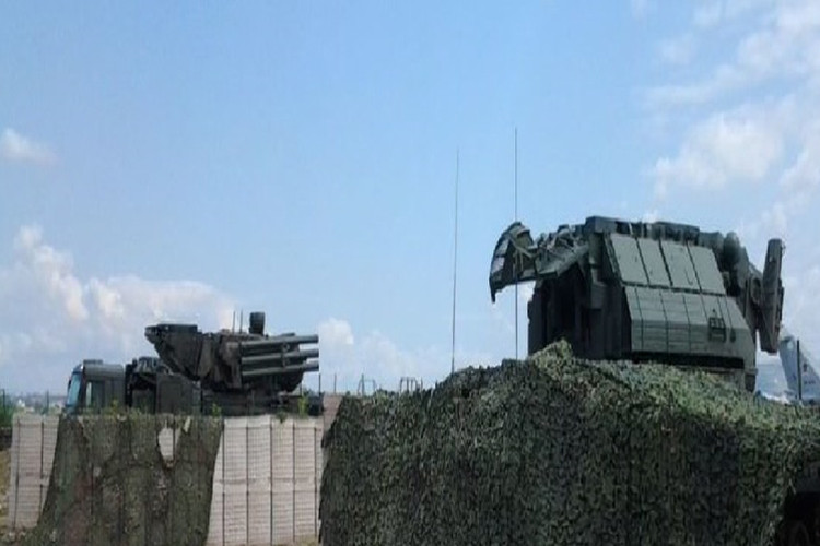 Theo đó trong một phóng sự ảnh mới đây của blogger Ecoross1 được thực hiện tại căn cứ không quân Khmeimim của Nga ở Latakia, Syria đã vô tình để lộ những hình ảnh đầu tiên của tổ hợp tên lửa phòng không Tor-M2 tại căn cứ này, và theo nguồn tin ban đầu có được thì Tor-M2 xuất hiện tại Khmeimim trong khoảng thời gian từ 21-22/4. Nguồn ảnh: Ecoros 1.