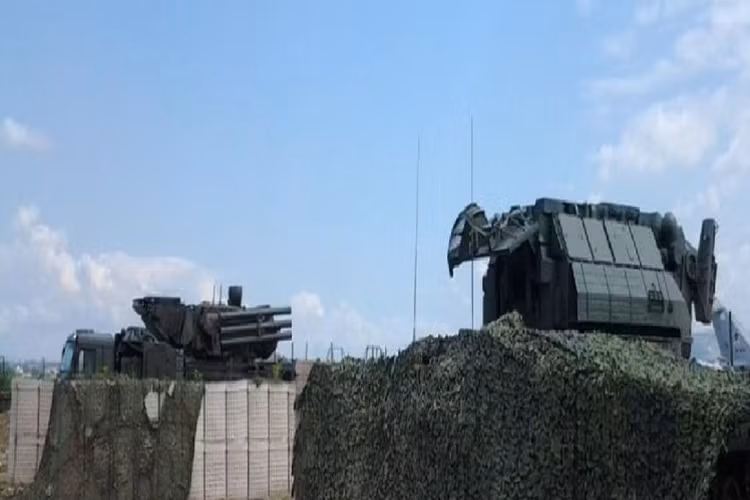 Theo đó trong một phóng sự ảnh mới đây của blogger Ecoross1 được thực hiện tại căn cứ không quân Khmeimim của Nga ở Latakia, Syria đã vô tình để lộ những hình ảnh đầu tiên của tổ hợp tên lửa phòng không Tor-M2 tại căn cứ này, và theo nguồn tin ban đầu có được thì Tor-M2 xuất hiện tại Khmeimim trong khoảng thời gian từ 21-22/4. Nguồn ảnh: Ecoros 1.