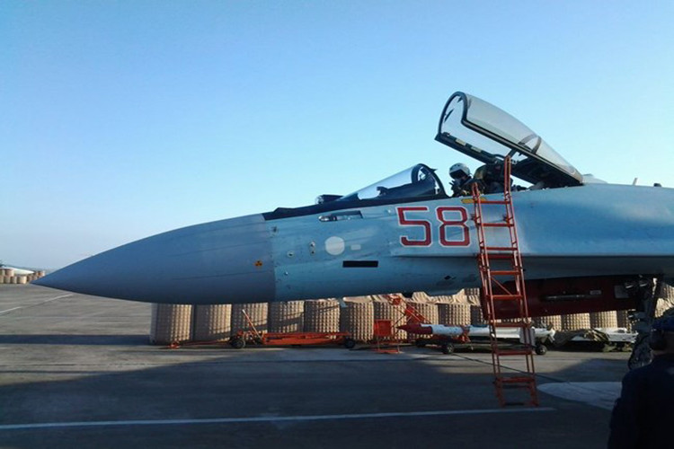 Sự thay đổi này được cho là nhằm bảo vệ chiến đấu cơ Nga khỏi pháo kích hay tấn công bằng UAV từ trên cao vốn xảy ra liên tiếp trong thời gian gần đây. Hầu hết các vụ tấn công trên đều được thực hiện bởi các nhóm phiến quân hoạt động tại vùng Latakia cách căn cứ của Nga không xa. Nguồn ảnh: Ecoros 1.