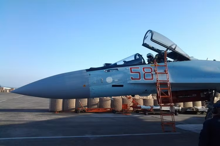 Sự thay đổi này được cho là nhằm bảo vệ chiến đấu cơ Nga khỏi pháo kích hay tấn công bằng UAV từ trên cao vốn xảy ra liên tiếp trong thời gian gần đây. Hầu hết các vụ tấn công trên đều được thực hiện bởi các nhóm phiến quân hoạt động tại vùng Latakia cách căn cứ của Nga không xa. Nguồn ảnh: Ecoros 1.