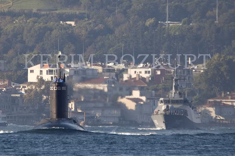 Và có vẻ như người Anh đã quyết định bỏ cuộc khi đưa tàu HMS Astute ra xa khỏi khu vực tàu ngầm Nga hoạt động, điều này cũng khiến nó không thể tham gia chiến dịch không kích đêm 13/4 kể cả khi nó có thể phóng tên lửa từ khoảng cách hơn 1.000km. Dĩ nhiên các nhận định trên mới chỉ dừng lại ở mức giả thuyết bởi các bên trong cuộc đều không đưa ra bất cứ tuyên bố nào. Nguồn ảnh: Turkish Navy.