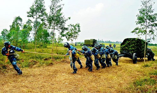 Cơ động khí tài trang bị pháo phòng không 37mm ra bãi tập.