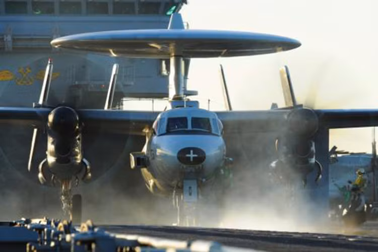 Thiết kế bên trong đầy đủ tiện nghi, bao gồm bệnh viện, phòng khám nha khoa, bếp ăn, phòng tắm giặt, phòng tập thể lực, tiệm ăn nhanh, ngân hàng, phòng giam, phòng cầu nguyện, thư viện, bưu điện, siêu thị,...