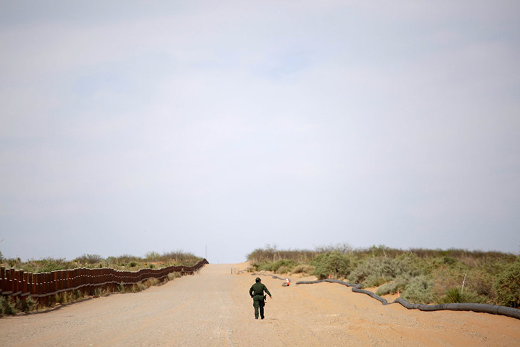 Hiện tại chính quyền của ông Trump đã chọn ra được thiết kế chuẩn cho “bức tường” dài nhất trong lịch sử nước này, và tuyến đầu tiên của bức tường trên dài tới hơn 32km nằm gần Santa Teresa, phía nam New Mexico. Ảnh: Business Insider.