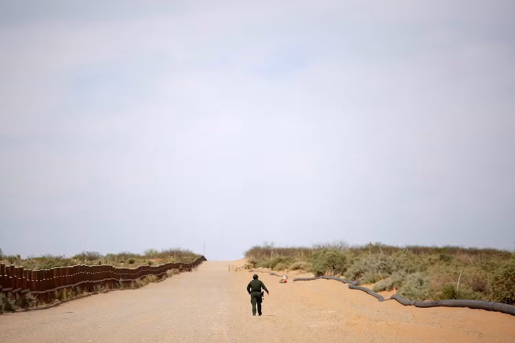 Hiện tại chính quyền của ông Trump đã chọn ra được thiết kế chuẩn cho “bức tường” dài nhất trong lịch sử nước này, và tuyến đầu tiên của bức tường trên dài tới hơn 32km nằm gần Santa Teresa, phía nam New Mexico. Ảnh: Business Insider.