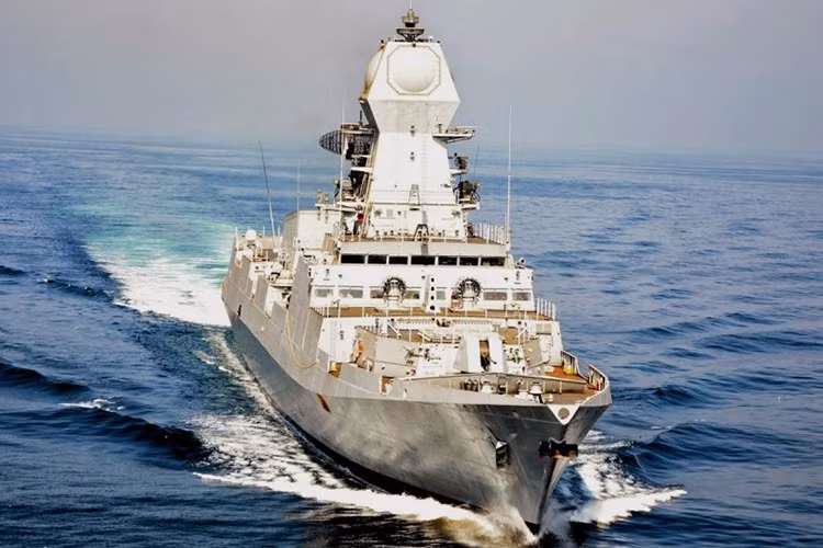 Xếp ngay sau lớp Zumwalt của Mỹ là tàu khu trục mang tên lửa dẫn đường lớp Kolkata của Hải quân Ấn Độ, đây là một trong những tàu chiến hiện đại nhất của New Delhi và họ đang nắm trong tay ba tàu chiến loại. Có một điều đặc biệt là các tàu Kolkata đều được đóng mới ở Ấn Độ. Nguồn ảnh: Arms-Expo.