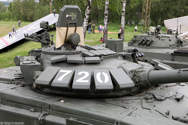 Ngoài ra pháo A46 còn có khả năng bắn tên lửa chống tăng dẫn đường qua nòng pháo chính, cùng với đó là súng máy đồng trục 7.62mm PKT và súng phòng không 12.7mm NSVT. Nguồn ảnh: Vitaly-Kuzmin.