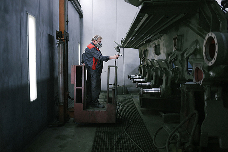 Cũng giống như siêu xe, chi phí bỏ ra cho 1 chiếc T-80 rất cao, khi hoạt động trên địa hình hiểm trở T-80 có thể tiêu thụ đến 1 lít xăng mỗi km, đây là vấn đề mà các kỹ sư tại Uralvagonzavod nơi tạo ra cỗ xe tăng này phải giải quyết. Nguồn ảnh: Mary Gelman