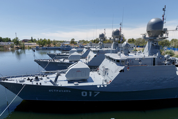 Theo hãng thông tấn TASS, hôm 2/4 vừa qua Bộ trưởng Quốc phòng Nga Sergey Shoigu đã ra lệnh dời căn cứ chính của Hạm đội Caspian từ Astrakhan (nằm sâu trong lãnh thổ Nga) tới Kaspiysk, thuộc Cộng hòa Dagestan. Nguồn ảnh: TASS.