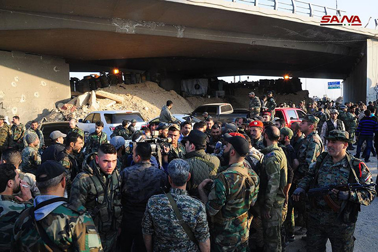 Dù vậy hiện tại, Quân đội Syria vẫn chỉ có thể kiểm soát phạm vi xung quanh Erbin và chưa thể tiến sâu vào trong thị trấn này, khi vẫn còn những lo ngại về việc quân nổi dậy sau khi rút đi đã cài các thiết bị nổ tự tạo (IED) bên trong Erbin. Ảnh: Sana.
