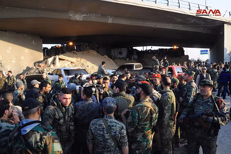 Dù vậy hiện tại, Quân đội Syria vẫn chỉ có thể kiểm soát phạm vi xung quanh Erbin và chưa thể tiến sâu vào trong thị trấn này, khi vẫn còn những lo ngại về việc quân nổi dậy sau khi rút đi đã cài các thiết bị nổ tự tạo (IED) bên trong Erbin. Ảnh: Sana.