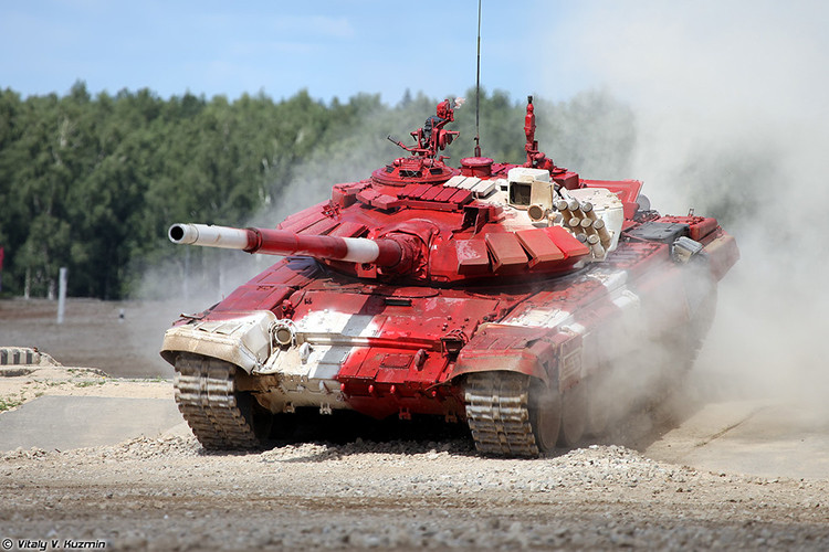 Theo đó, Việt Nam không chỉ cử đại diện tham gia Tank Biathlon mà còn tham gia hai phần thi khác trong hội thao quân sự quốc tế Army Games 2018 là Nấu ăn dã chiến và Sơ cứu chiến trường. Trong ảnh là xe tăng T-72B3 của đội tuyển Nga tại Tank Biathlon 2017. Nguồn ảnh: Vitaly-Kuzmin.