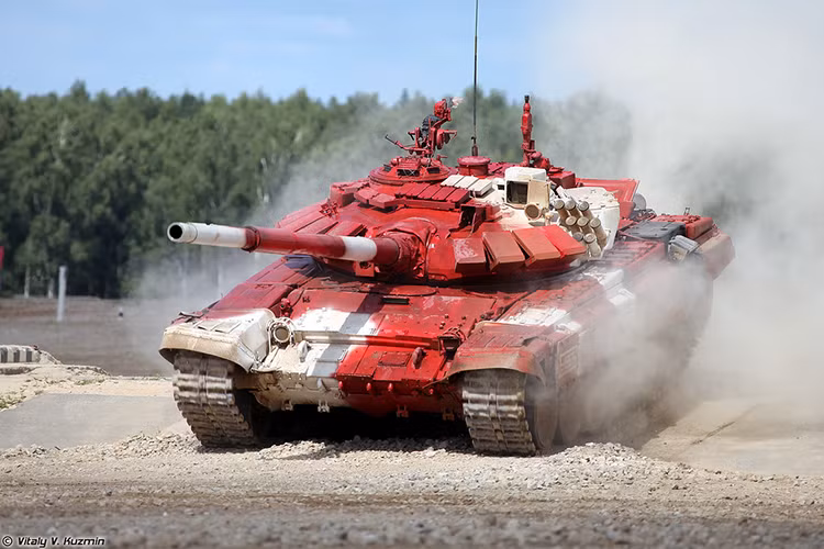 Theo đó, Việt Nam không chỉ cử đại diện tham gia Tank Biathlon mà còn tham gia hai phần thi khác trong hội thao quân sự quốc tế Army Games 2018 là Nấu ăn dã chiến và Sơ cứu chiến trường. Trong ảnh là xe tăng T-72B3 của đội tuyển Nga tại Tank Biathlon 2017. Nguồn ảnh: Vitaly-Kuzmin.