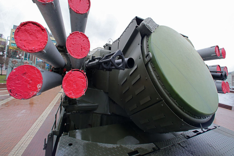 Hầu hết các chuyên gia quân sự Nga và quốc tế đều có chung một nhận định rằng, Pantsir-S1 và S-400 là bộ đôi tổ hợp phòng không hiệu quả nhất từng được chế tạo khi chúng có thể bổ trợ cho nhau trong mọi tình huống, với “lưới lửa” ở nhiều tầng phòng không khác nhau. Nguồn ảnh: Sputnik.