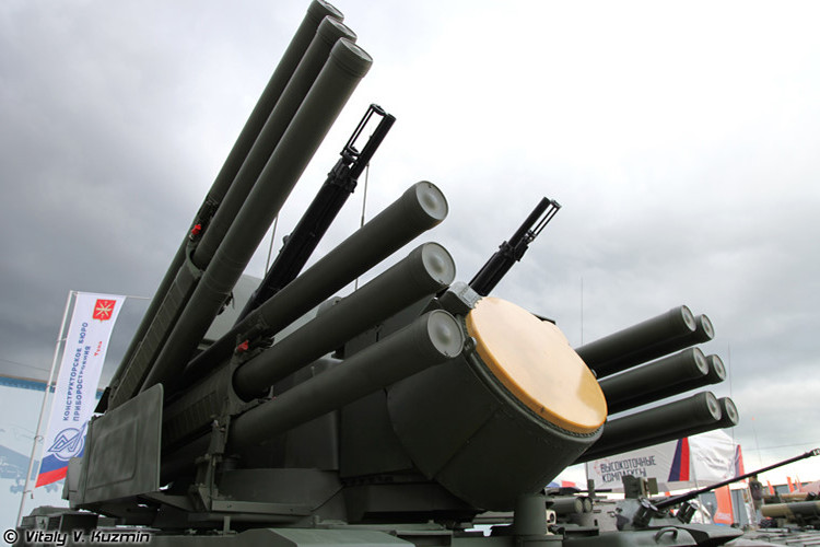 Cụm radar tích hợp của Pantsir-S1 có khả năng theo dõi được các mục tiêu trong tầm xa tối đa 28 km, số lượng mục tiêu tối đa nó có thể theo dõi là 20 mục tiêu bay và có thể tấn công cùng lúc 3 mục tiêu đồng thời. Nguồn ảnh: Vitaly Kuzmin.