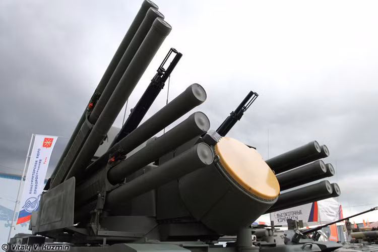 Cụm radar tích hợp của Pantsir-S1 có khả năng theo dõi được các mục tiêu trong tầm xa tối đa 28 km, số lượng mục tiêu tối đa nó có thể theo dõi là 20 mục tiêu bay và có thể tấn công cùng lúc 3 mục tiêu đồng thời. Nguồn ảnh: Vitaly Kuzmin.