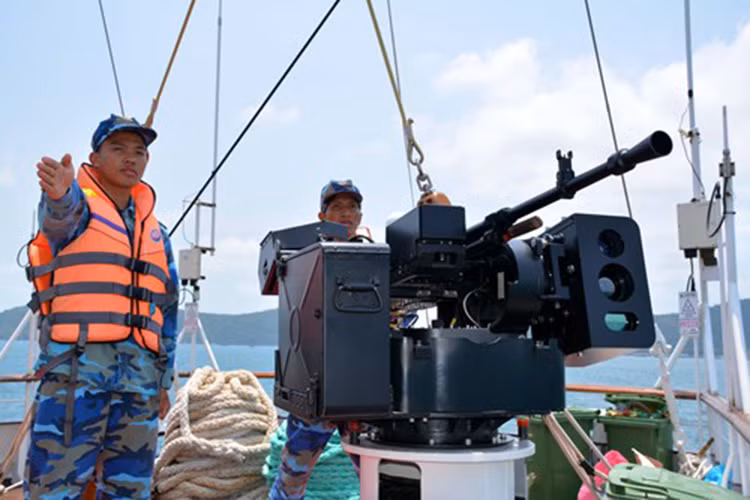 Luyện tập bắn súng trên tàu.