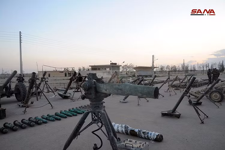 Theo South Front, sau khi Quân đội Syria bức hàng các tay súng thuộc nhóm phiến quân Jaysh al-Islam ở khu vực Đông Qalamoun họ đã tịch thu được 37 xe tăng và xe bọc thép các loại cùng với đó là hàng chục tên lửa chống tăng, rocket tầm xa và cả bệ phóng tên lửa... Ảnh: SANA.