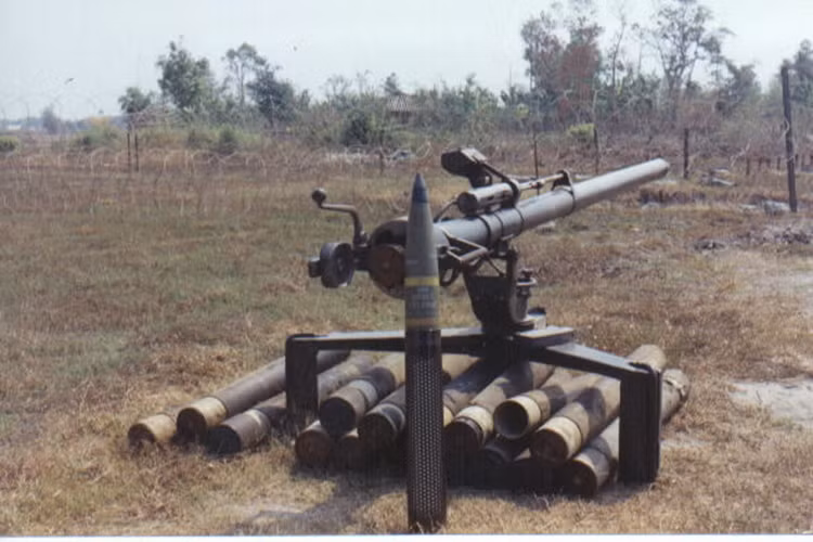 Về hỏa lực M40 có thể bắn nhiều loại đạn từ đạn nổ lõm chống tăng (HEAT) đến đạn nổ mạnh sử dụng chất dẻo ở đầu đạn (HEP); góc nâng hạ tối đa từ -17 đến +65 độ; góc xoay ngang 360 độ. Nguồn ảnh: Pinterest.